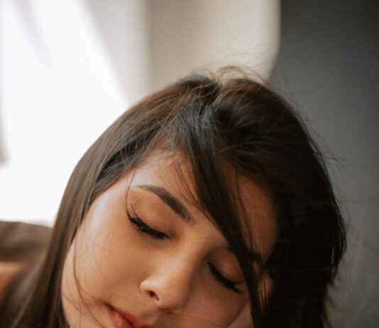 만성피로 증후군, 극복의 길을 찾다 a woman with her hand on her face