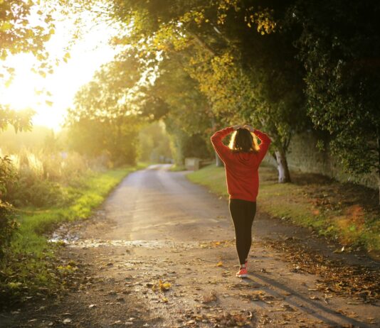 정신건강, 몸과 마음의 균형을 찾는 첫걸음 woman walking on pathway during daytime