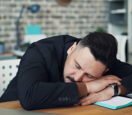 만성피로, 단순한 피곤함이 아니다…원인과 관리법 알아보기 a man leaning his head on his desk